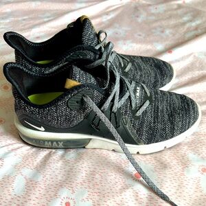 Nike Air Max Sequent 3 Black and White Knit Sneakers Women’s Size 9